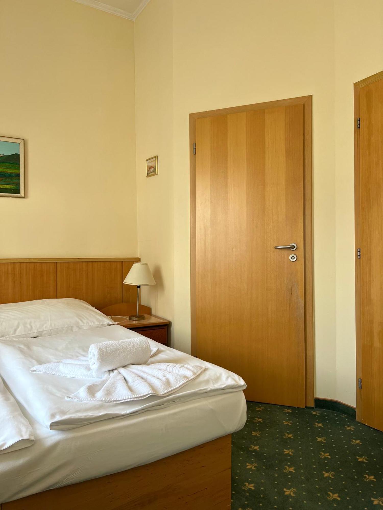 Hotel Geo Прага Екстериор снимка